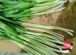 Illustration of how to make green garlic and shredded pork stir-fried mung bean cake 3