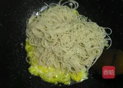  Illustration of how to make fried noodles with eggs 6
