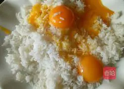 Illustration of how to make golden fried rice 3