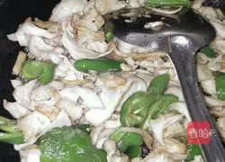 Illustration of how to make fried noodles with green pepper 4