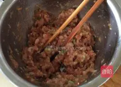 Illustration of how to make green pepper and pork dumplings 2