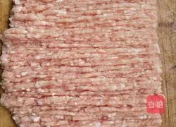 Illustration of how to make dumplings stuffed with pork and celery 2