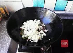 Illustration of how to make fried rice with shredded green pepper and pork 8