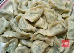 Illustration of how to make four fresh dumplings 22