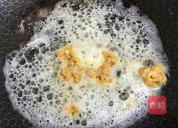 Illustration of how to make salted duck egg and meat floss fried rice 4