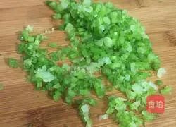 Illustration of how to make celery and carrot meat dumplings 7