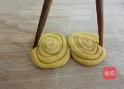 Illustration of how to make pumpkin and chrysanthemum steamed buns 11