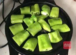 How to make tiger skin peppers in electric baking pan Illustration 1