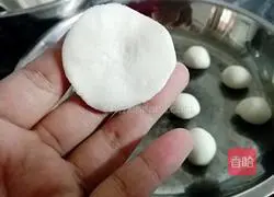 Illustration of making glutinous rice balls with red bean paste filling 9