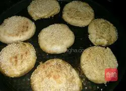 Illustration of how to make five-spice sesame cakes 14