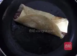 Illustration of how to make bacon cheese hand pancakes 12