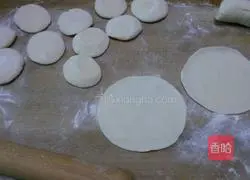 Illustration of how to make dumplings stuffed with meat and three delicacies 15