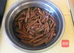 Illustration of making spicy and sour duck blood potato powder 3