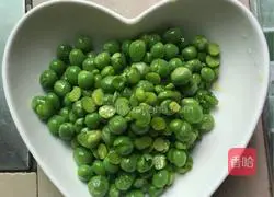 Illustration of how to make peas and eggs fried rice 3