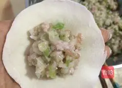 Illustration of how to make celery meat dumplings 12