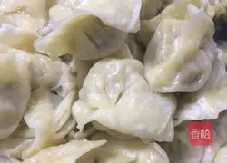 Illustration of how to make dumplings stuffed with pork and cabbage 9