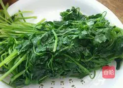 Illustration of how to make celery stuffed dumplings 7