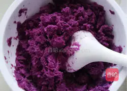 Illustration of how to make purple sweet potato, white sugar, peanut and red date buns 3