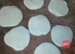 Illustration of how to make pork and green onion dumplings 7