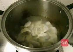 Illustration of how to make meat and three fresh dumplings 11