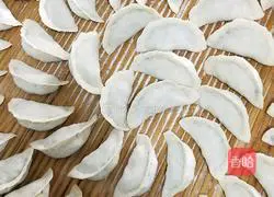 Illustration of how to make leek, egg, fried dough sticks and meat dumplings 8