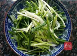 Illustration of how to make noodles with scallion oil 3