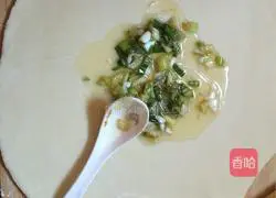 Illustration of how to make hot noodle scallion pancakes 10 