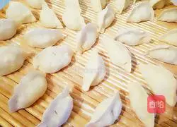 Illustration of how to make cucumber and egg vegetarian dumplings 21