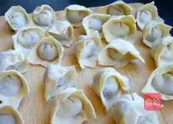 Illustration of how to make spicy and sour wontons 6