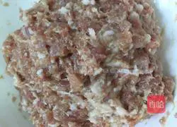 Illustration of how to make pork and leek dumplings 2