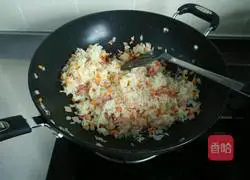 Illustration of how to make fried rice with bacon, mixed vegetables and eggs 7