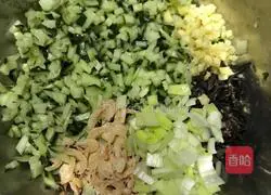 Illustration of how to make cucumber stuffed dumplings 1