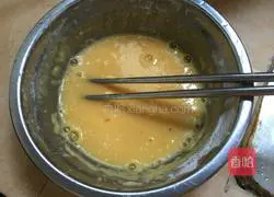 Illustration of how to make breakfast egg pancakes 1