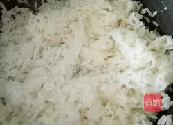 Illustration of how to make sesame raisin seafood fried rice 1