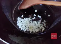 Illustration of how to make leek and egg vermicelli dumpling filling 9