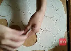 Illustration of how to make celery and pork dumplings 10