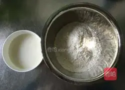Illustration of how to cut steamed buns with milk knife 1