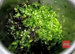 Illustration of how to make celery and pork wontons 2