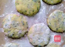 Illustration of how to make celery leaf ham pancakes 5