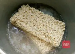 Illustration of how to make noodles with scallion oil 3