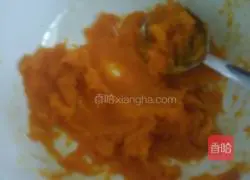 Illustration of making homemade pumpkin dumpling skins 2