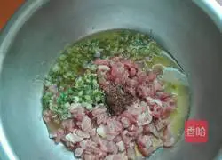 Pork Illustration of how to make dumplings stuffed with sophora flower stuffing 13