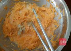 Illustration of how to make carrot pancakes 3