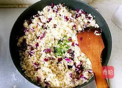 Illustration of how to make salted egg yolk fried rice 6