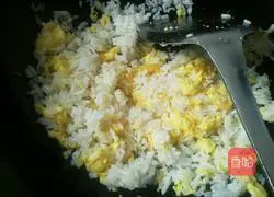 Illustration of how to make fragrant beef and egg fried rice 5