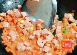 Illustration of how to make pastoral pineapple fried rice 6