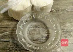 Illustration of how to wrap crescent-shaped dumplings 3