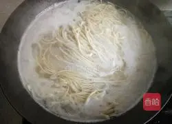 Illustration of how to make vegetarian three-silk fried noodles 6