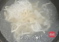 Illustration of how to make noodles with black bean sauce 8