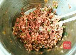 Illustration of how to make lotus root meat dumpling stuffing 8